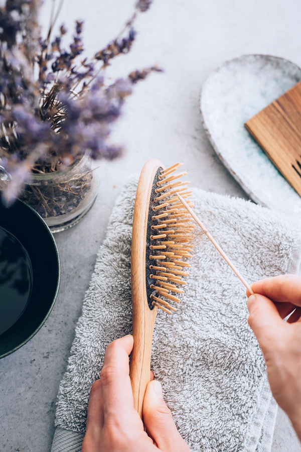 چگونه برس موی خود را تمیز کنیم تا موهای سالم و درخشان داشته باشیم؟