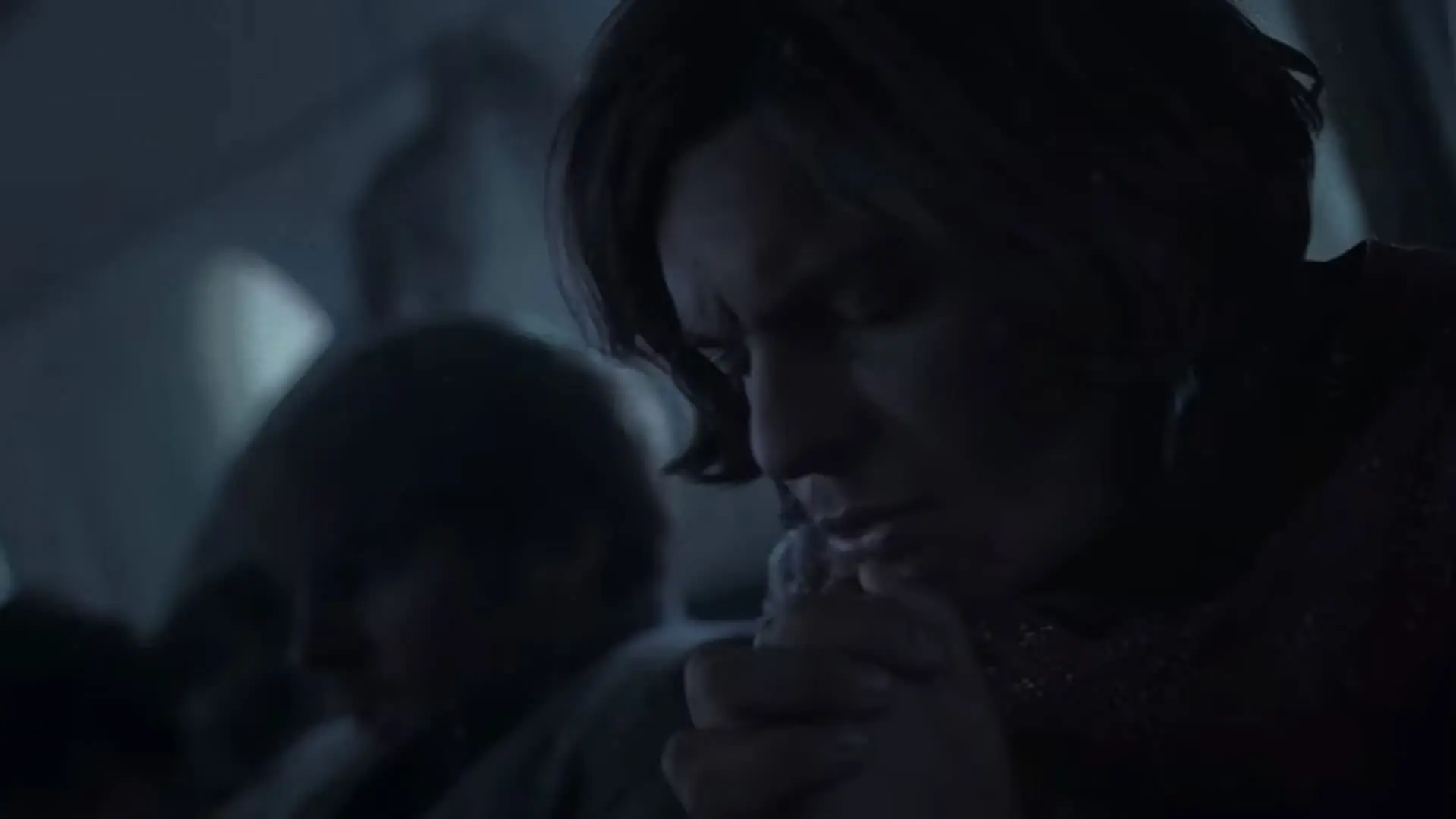مردی که ترسیده است دعا می‌کند در نمایی از فیلم انجمن برف به کارگردانی جی ای بایونا