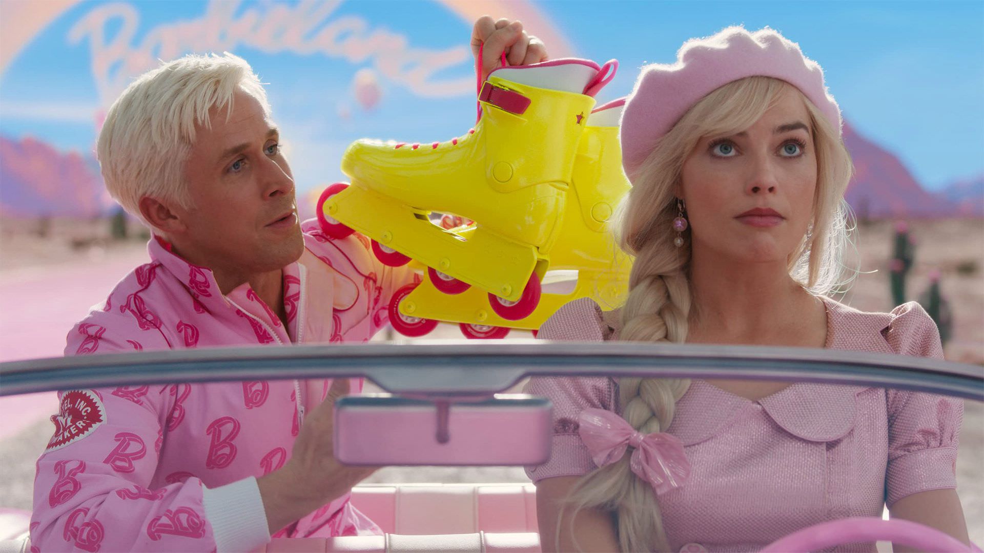 مارگو رابی و رایان گاسلینگ سوار ماشین صورتی رنگ در فیلم Barbie