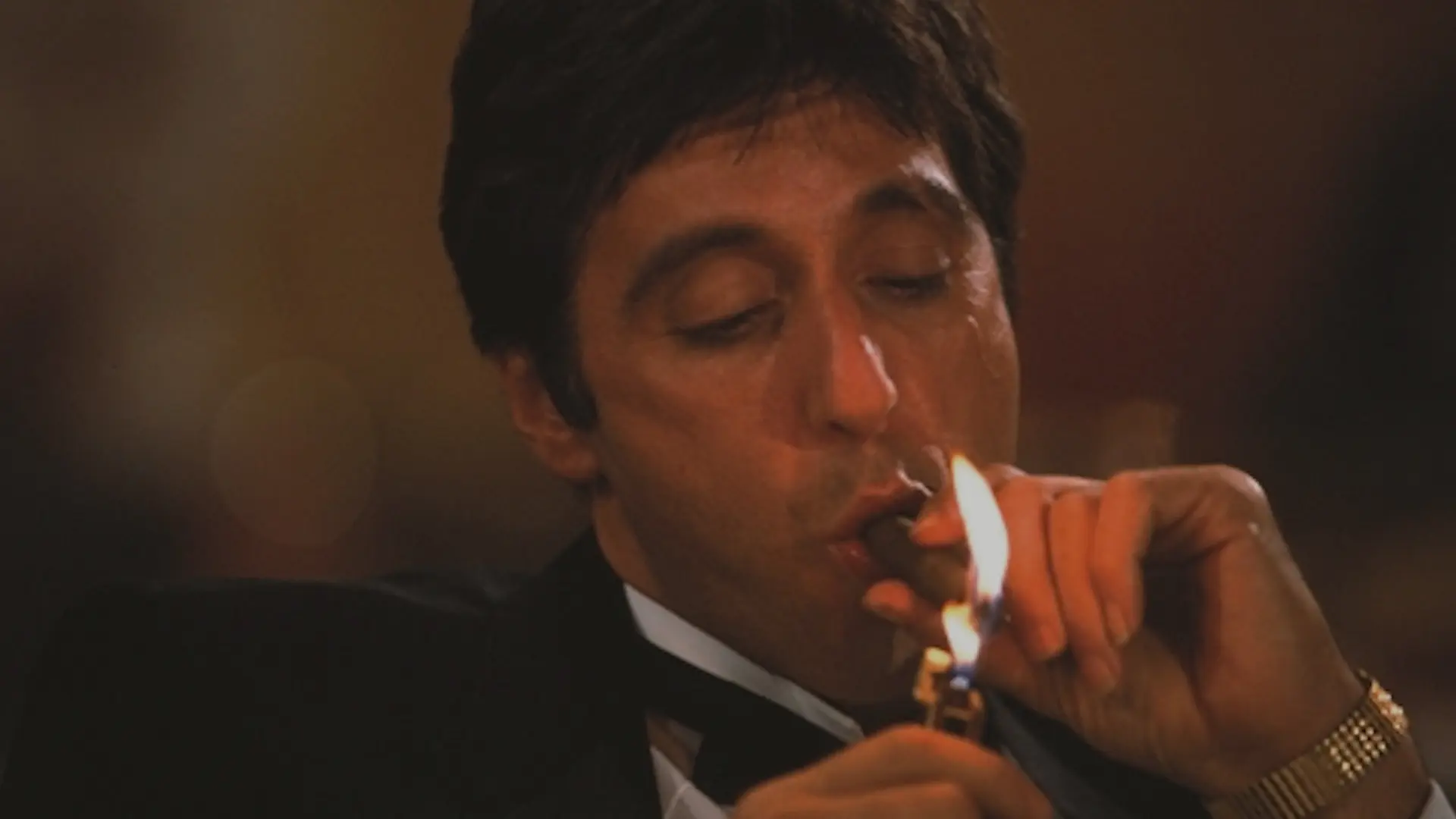 پاچینو در حال روشن کردن سیگار در فیلم صورت زخمی