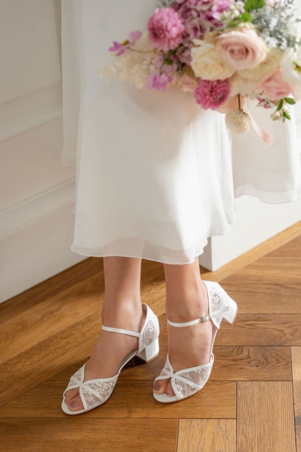 مدل کفش جلوباز عروس با پاشنه کوتاه زیبا