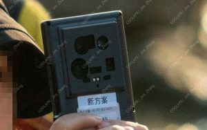 تصویر زنده شیائومی 14 اولترا در قاب محافظ مخصوص چیدمان دوربین پشتی آن را نشان می‌دهد