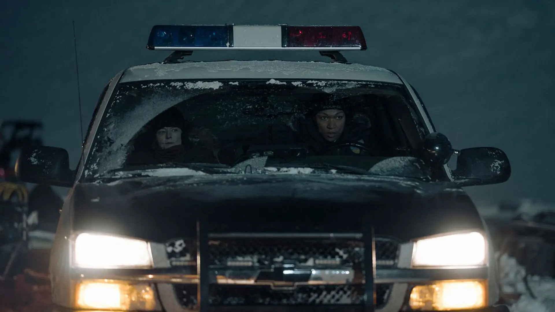 کاراگاه دنورز و ناوارو در ماشین پلیس سریال true detective night country
