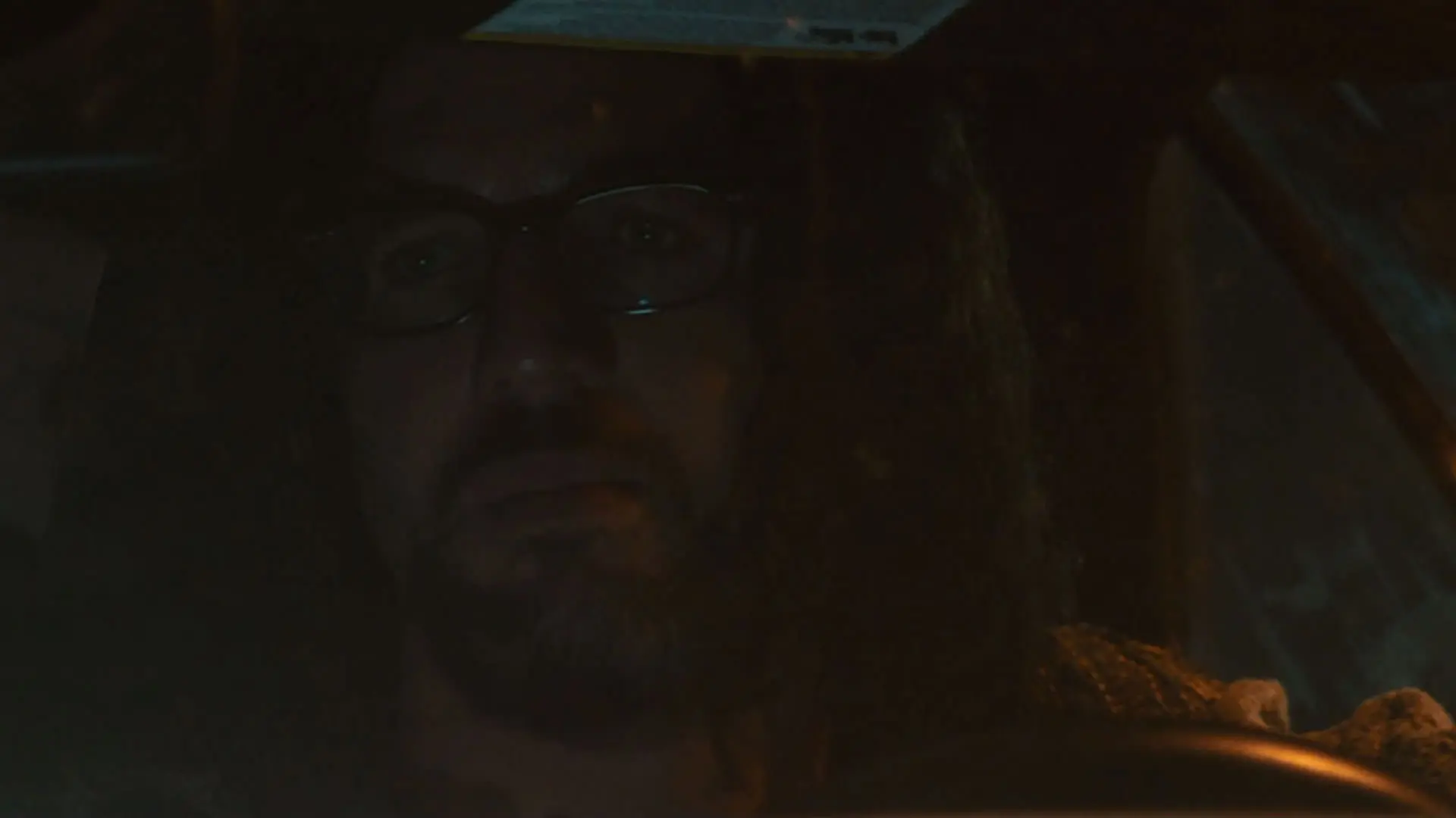 بنی سفدی با چهره‌ای غمگین شبانه داخل یک ماشین و پشت فرمان نشسته است در نمایی از سریال نفرین به کارگردانی نیتن فیلدر