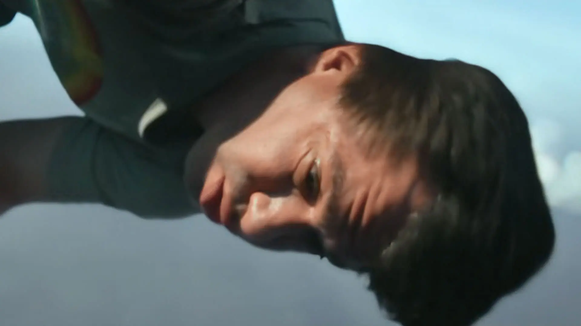 نمای نزدیکی از چهره‌ی نیتن فیلدر که در هوا معلق است در سریال نفرین به کارگردانی نیتن فیلدر