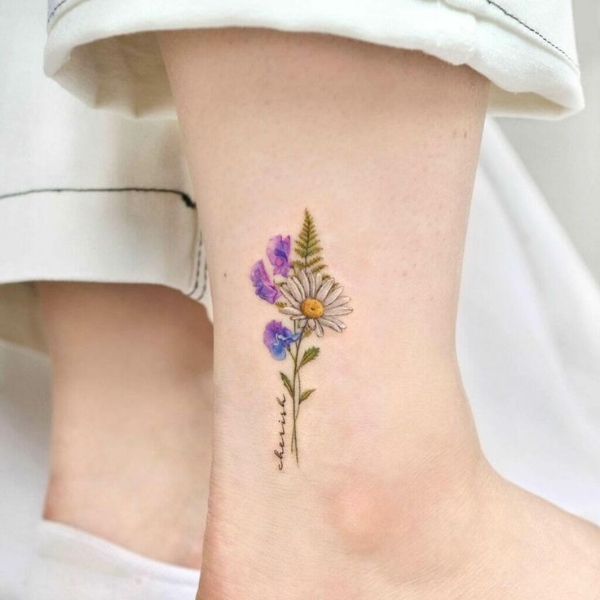 طرح جذاب تتوی رنگی گل بابونه روی ساق پا زیبا