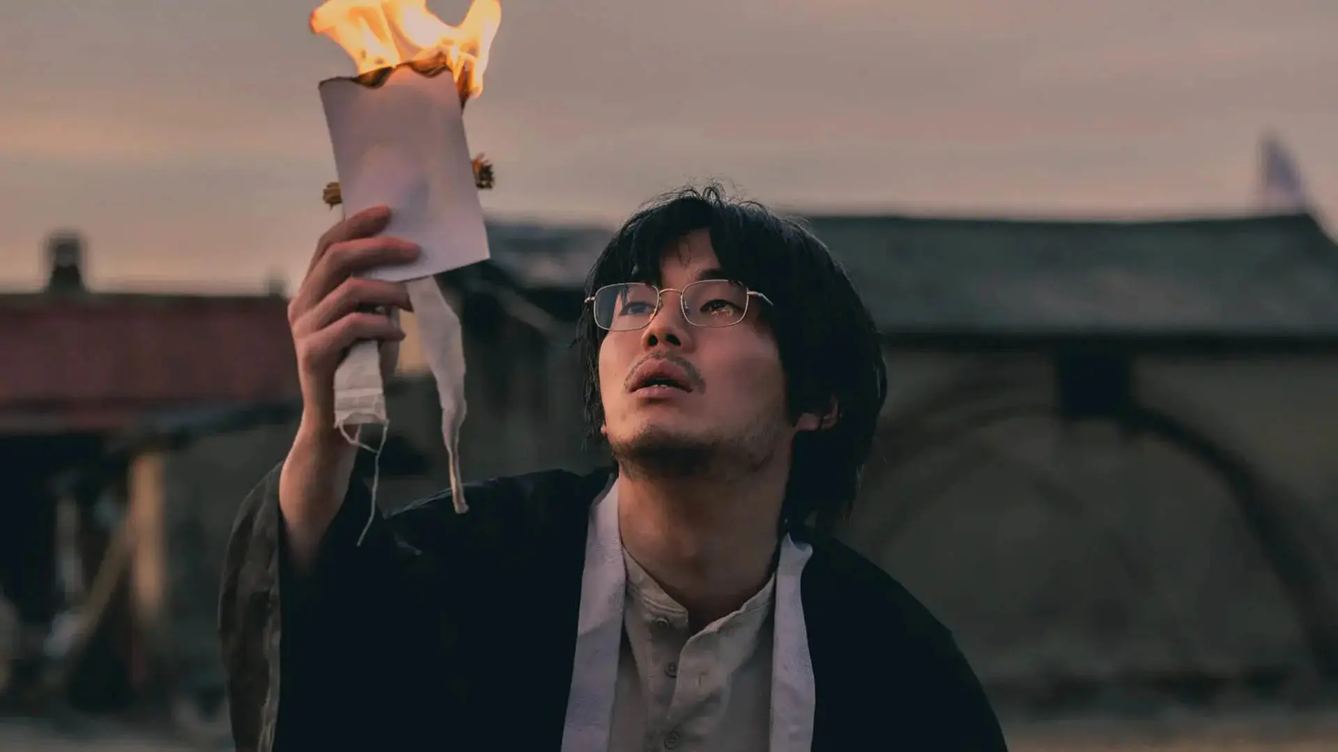 کیم یونگ-هو در حال آتش زدن کاغذ در سریال The Bequeathed