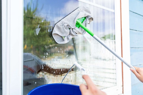 اگه تو هم سختته شیشه بیرونی پنجره خونه‌ت رو تمیز کنی، این ترفندهای جادویی به کارت میان!