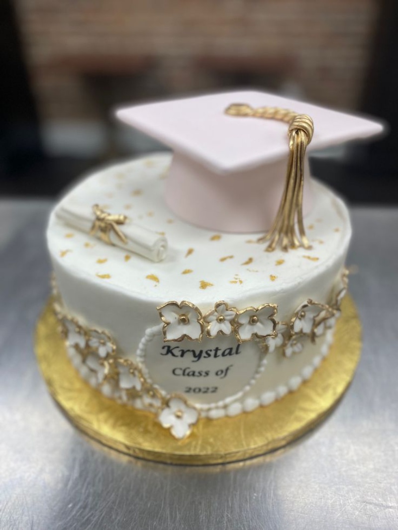 مدل کیک فارغ التحصیلی سفید و طلایی