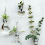 گلدان شیشه‌ای دیواری | ۱۵ ایده جذاب برای قرار دادن بطری‌های شیشه‌ای روی دیوار