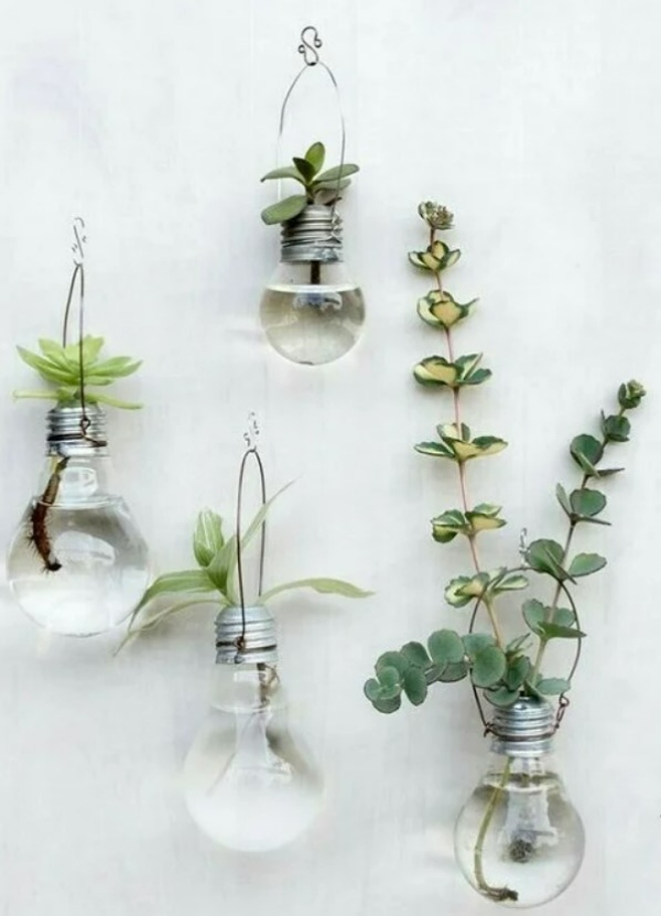گلدان شیشه‌ای دیواری | ۱۵ ایده جذاب برای قرار دادن بطری‌های شیشه‌ای روی دیوار