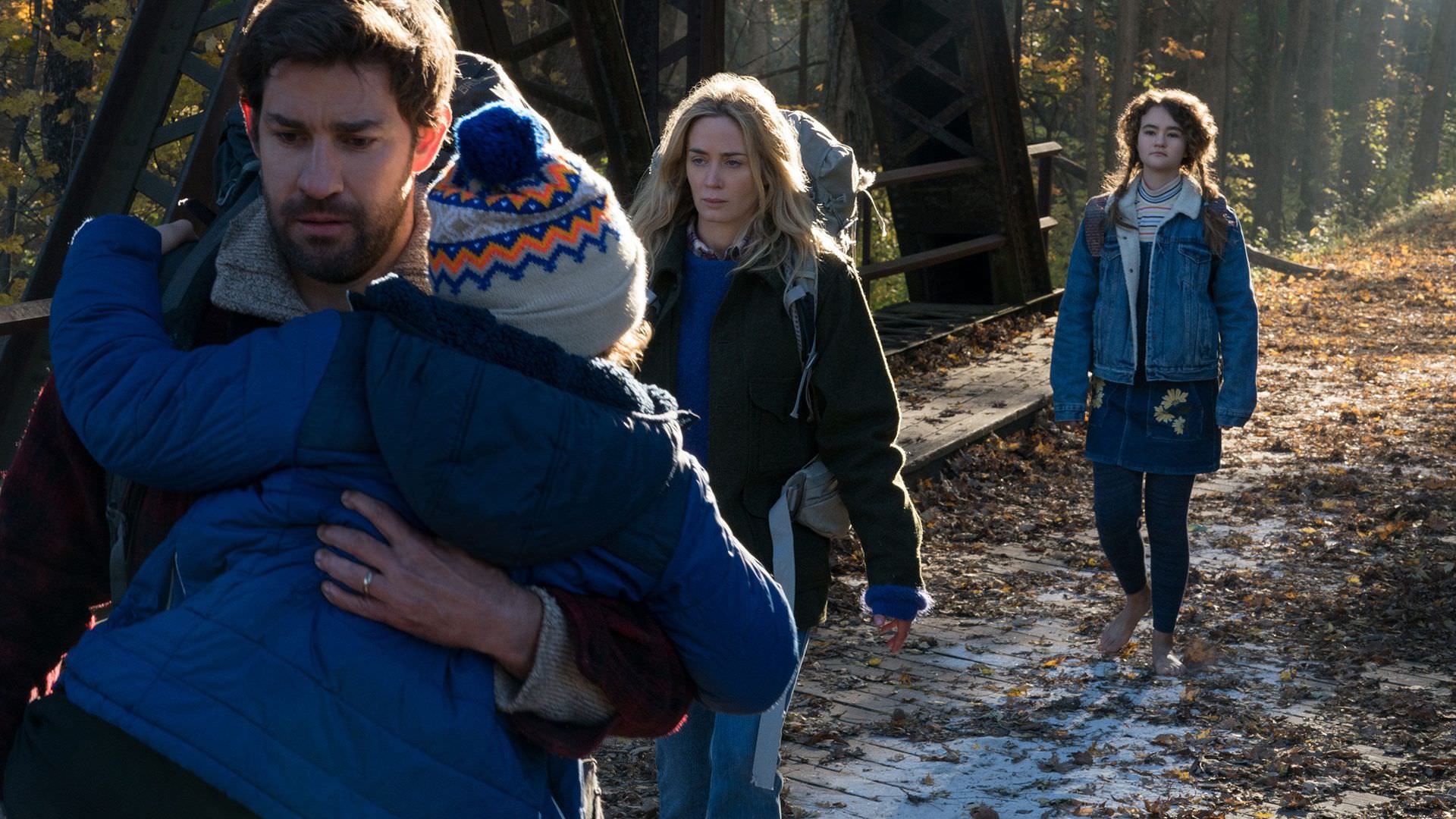 جان کرزایسنکی و امیلی بلانت در حال بردن فرزندان خود به پناهگاه در فیلم A Quiet Place
