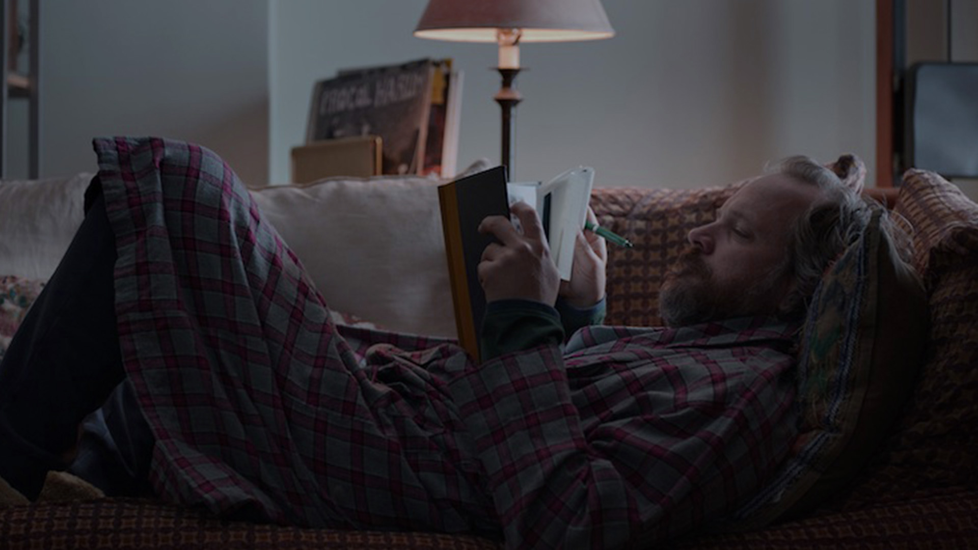 ساول در حال کتاب خواندن در فیلم حافظه