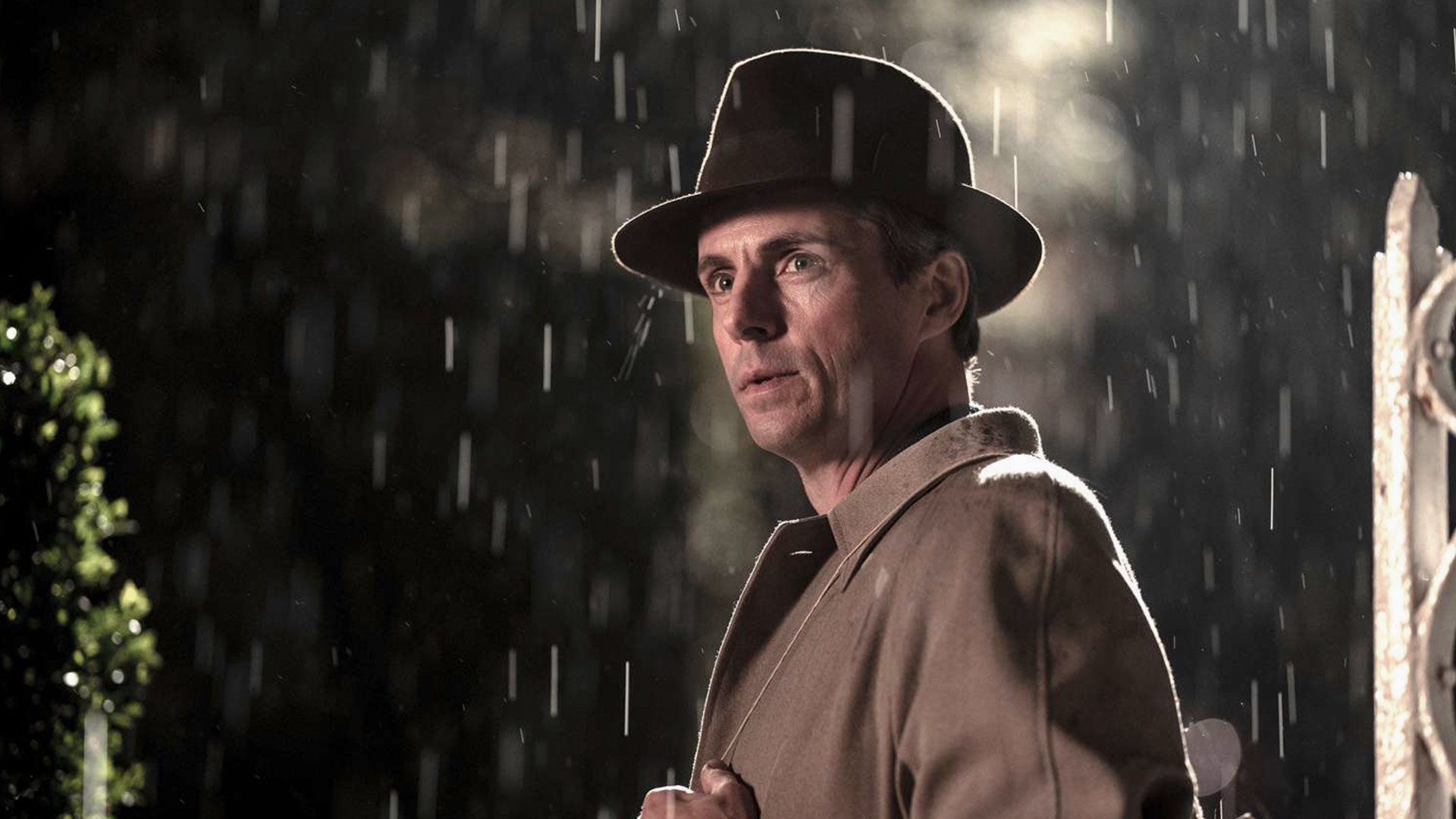 لوئیس در باران در فیلم آخرین جلسه با فروید