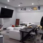 مستر بیست بزرگترین یوتیوبر دنیا در دفتر کارش می‌خوابد