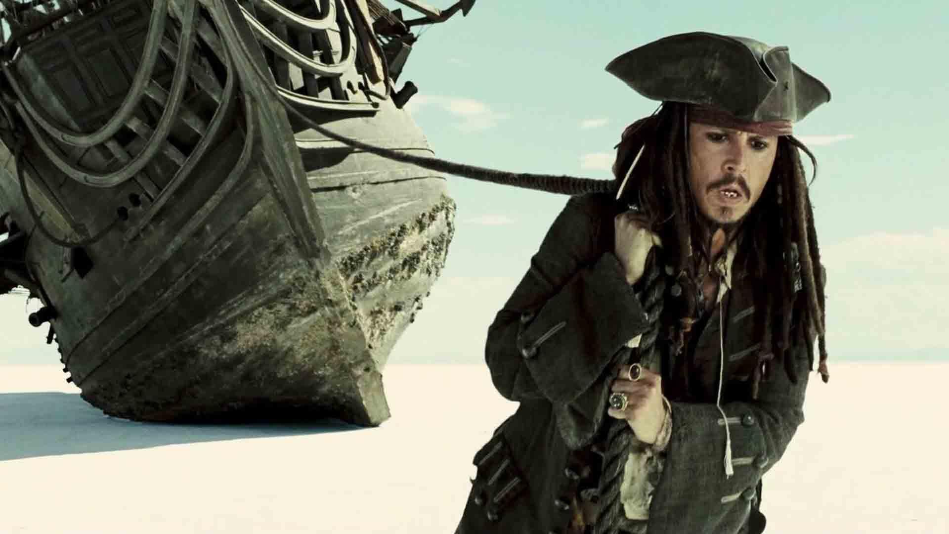جانی دپ در حال کشیدن یک کشتی در فیلم Pirates of the Caribbean: At World's End
