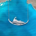 ۲۲ مدل گردنبند نهنگ و دم نهنگ | آویزی از صلح، عشق و آرامش دریا رو به گردنت آویزان کن