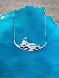 ۲۲ مدل گردنبند نهنگ و دم نهنگ | آویزی از صلح، عشق و آرامش دریا رو به گردنت آویزان کن